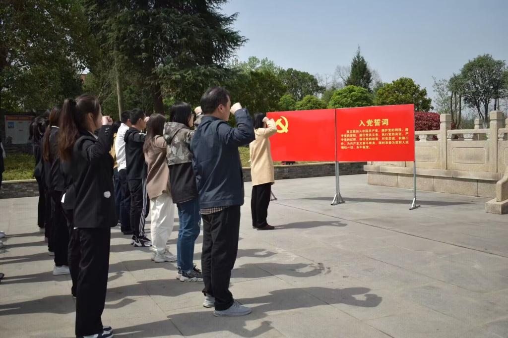 铭记革命先烈，传承革命精神——vwin德赢ac米兰官方网党总支组织开展清明节祭扫革命烈士陵园活动